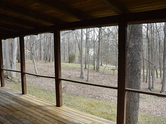 Wooded View: Front Porch