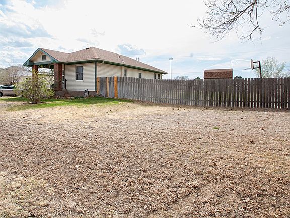 3rd image of 608 N Logan Ave
