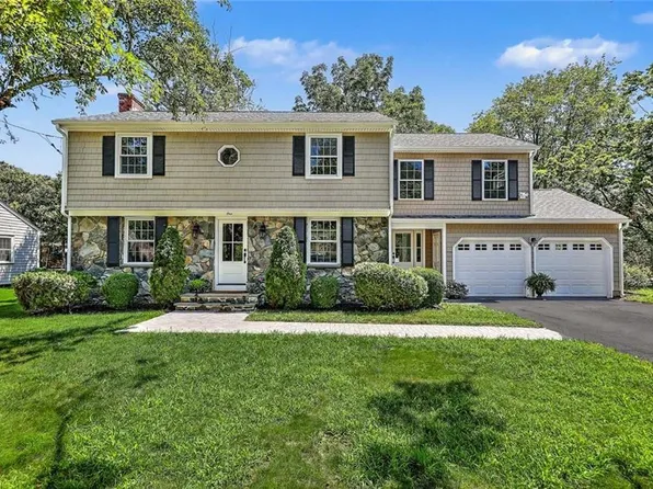 1 Cheshire Dr, Barrington, RI 02806