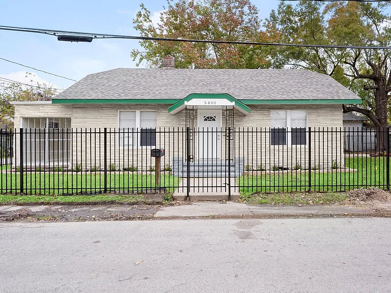 5001 McKinney St — Photo 2