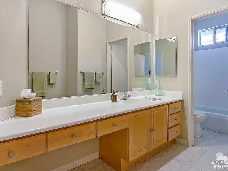 285 W Kavenish Dr — Photo 31