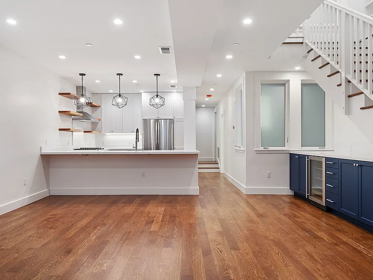 547 Union St — Photo 16