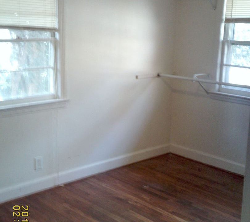 2nd image of 909B Dawes St