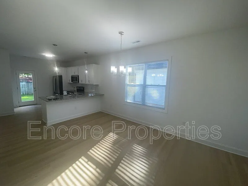 3 bed, 2.0 bath, 1250 sqft, $1,850 — Photo 4