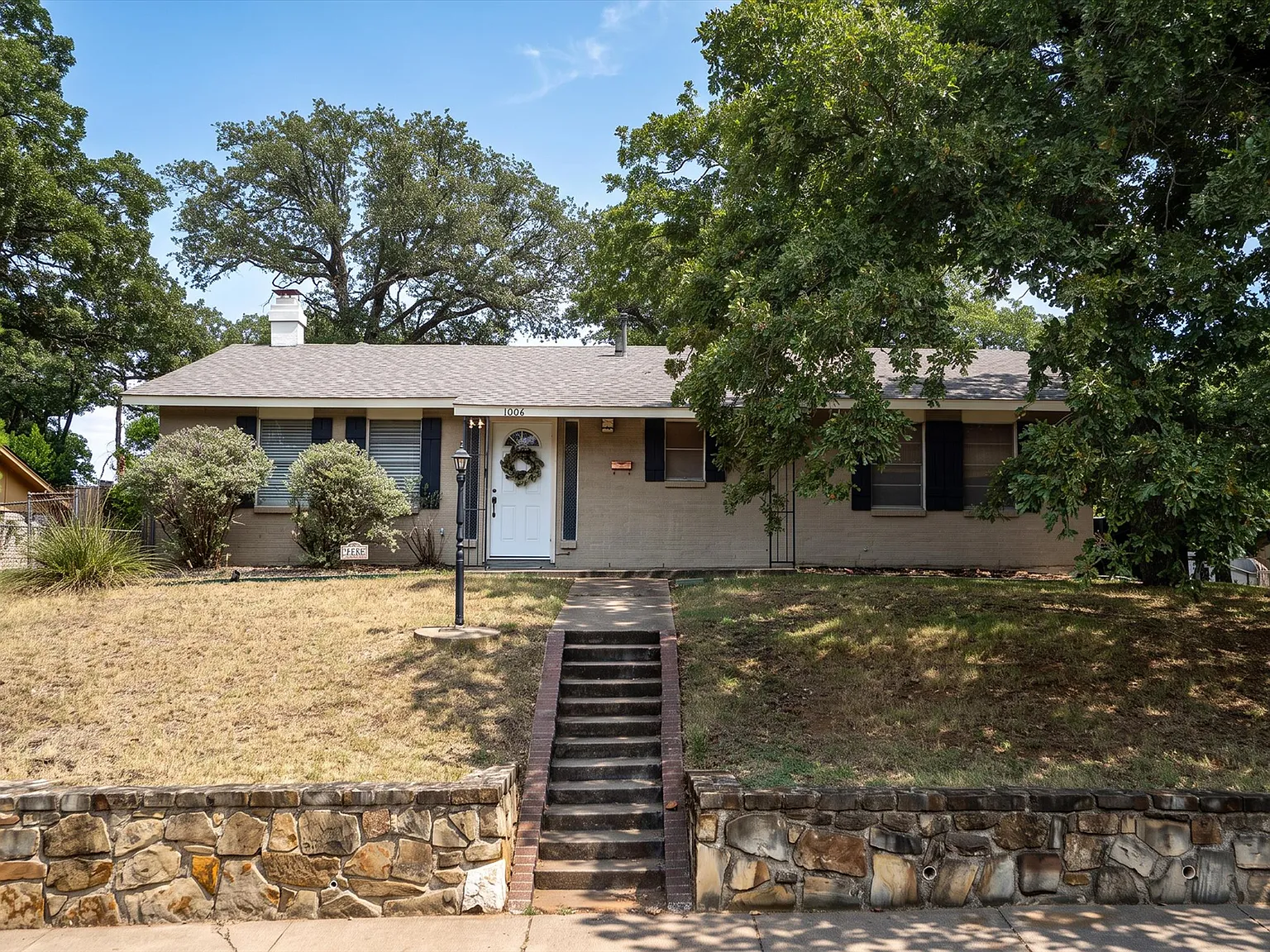 3 bed, 1524 sqft, $2,400 — Photo 1