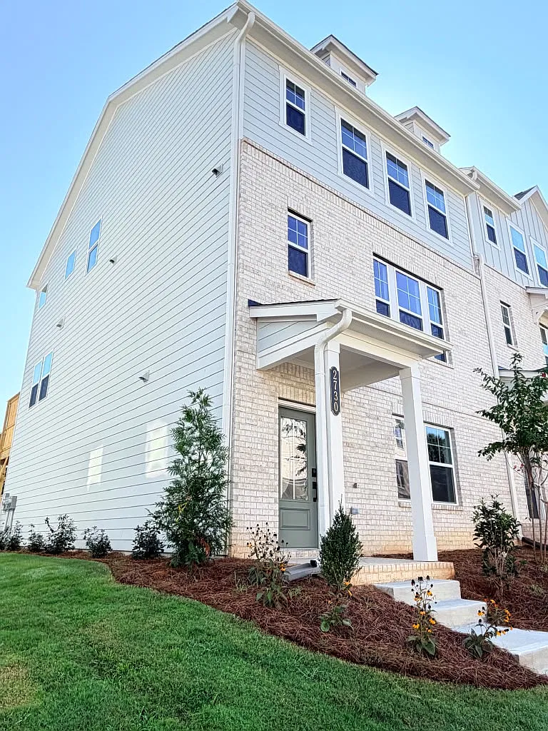 4 bed, 2340 sqft, $2,895 — Photo 2