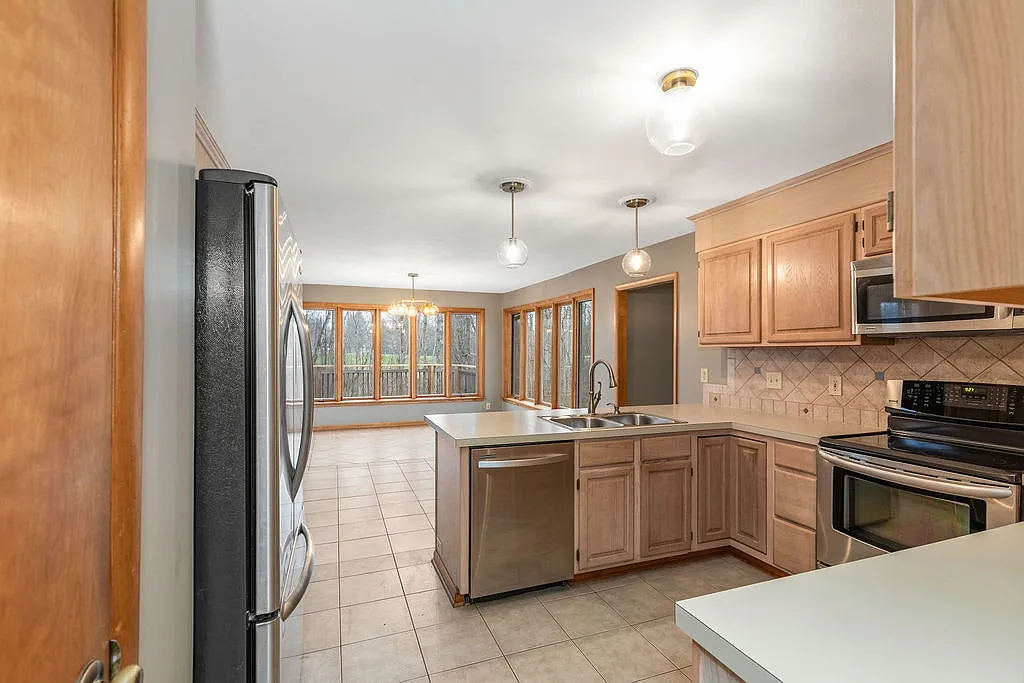 Large open and bright kitchen - 3293 Greenleafe Dr
