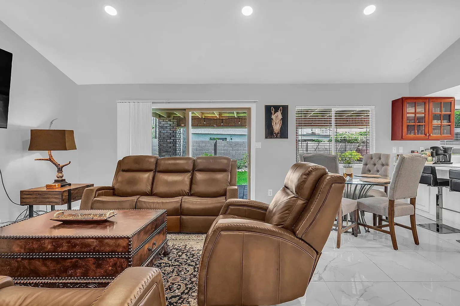 3 bed, 2360 sqft, $4,950 — Photo 3