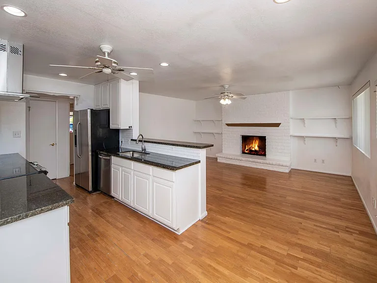2405 E Huntington Dr — Photo 7