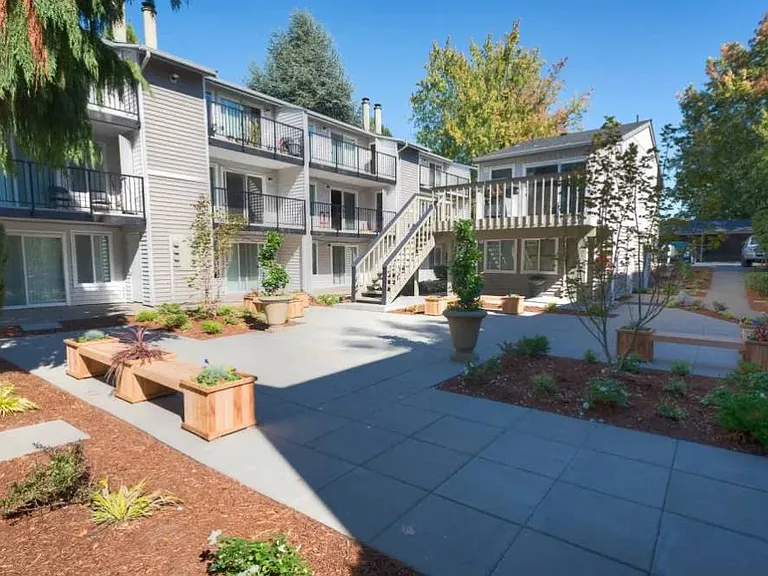 Solana Apartments — Photo 3
