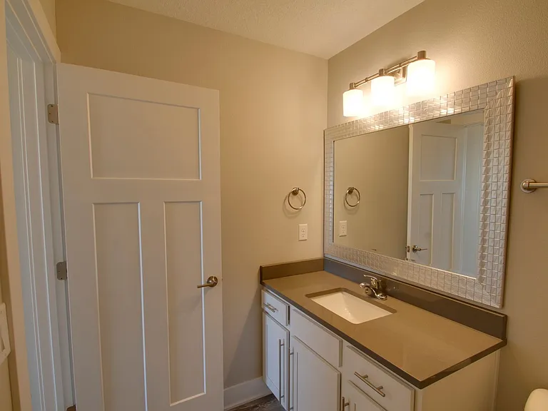 260 SE Waco Pl — Photo 12