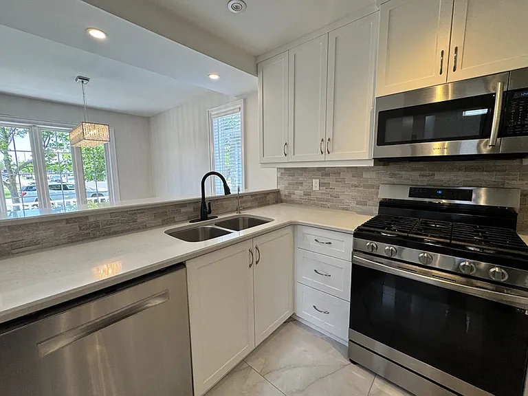 212 Churchland Dr — Photo 10