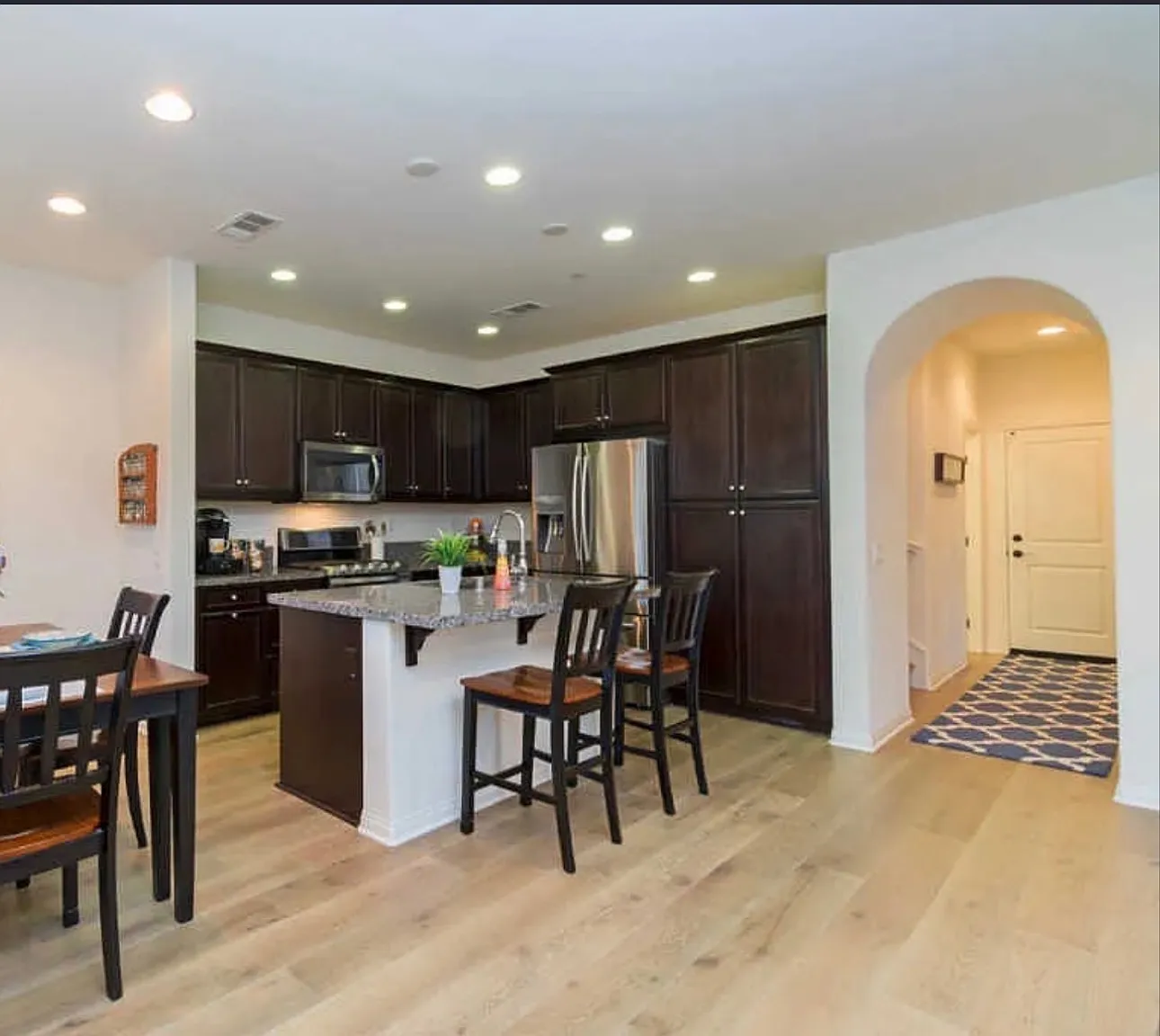 4 bed, 1867 sqft, $5,500 — Photo 1