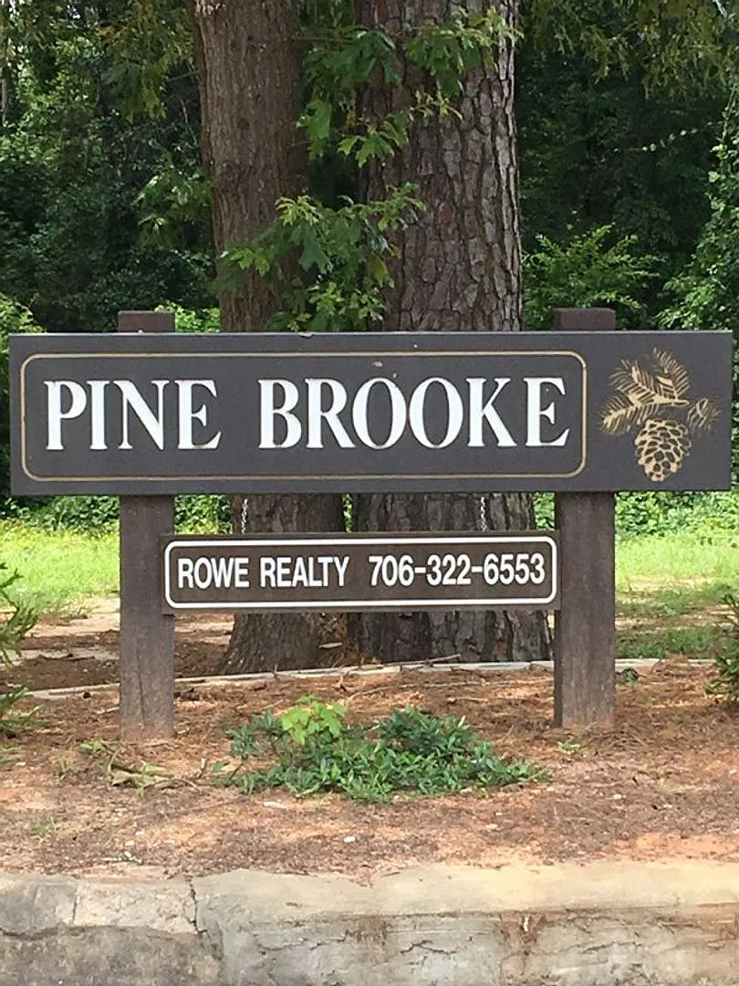 Pinebrooke Apartments — Photo 1
