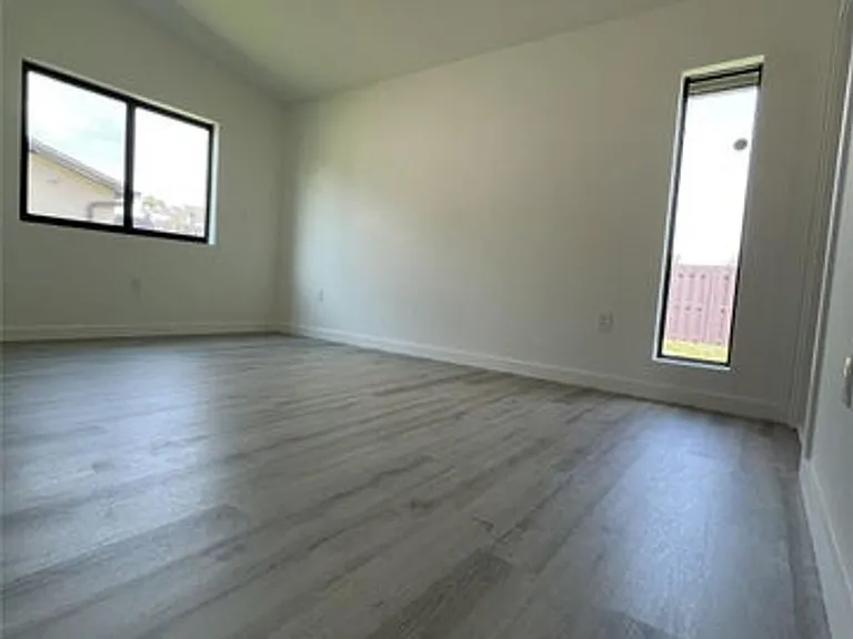 4741 SW 135th Pl — Photo 8