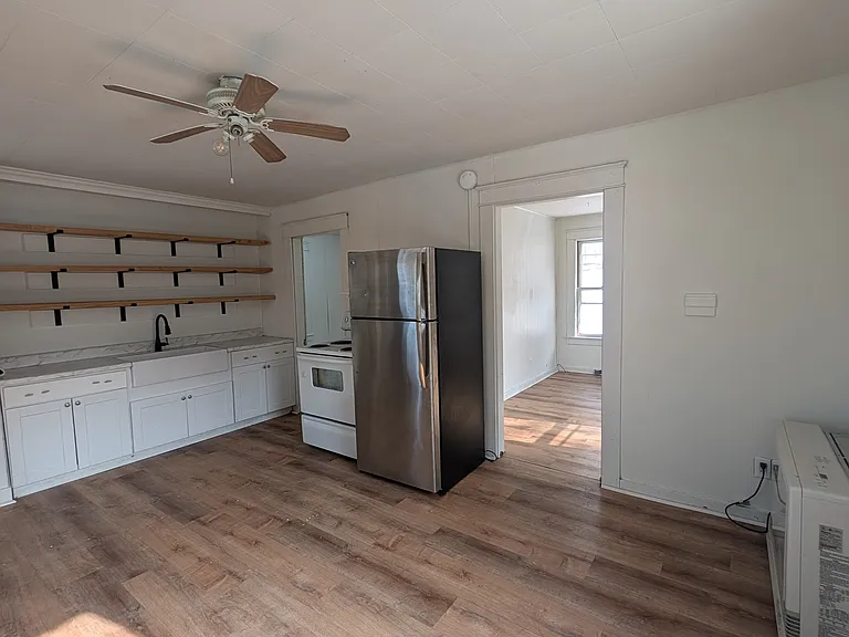 416 Burgess St — Photo 6