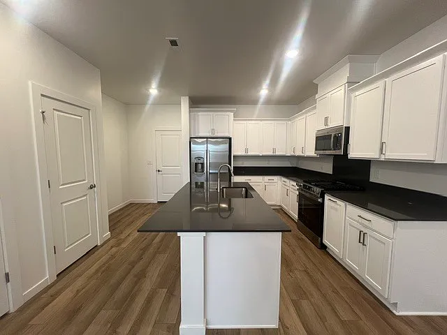 3 bed, 2.5 bath, 1879 sqft, $2,450 — Photo 3