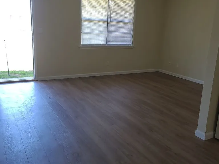 975 E Margaret St — Photo 7