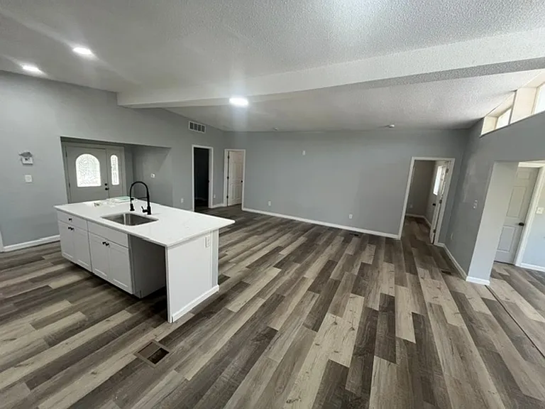 3498 Riverdale Dr — Photo 8