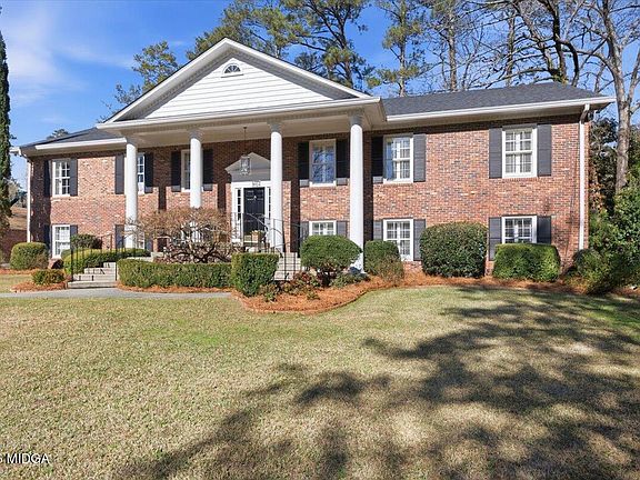 2nd image of 520 Old Club Rd S