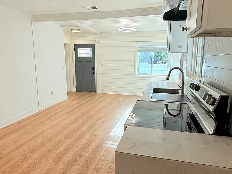 22157 Clarendon St #B — Photo 26