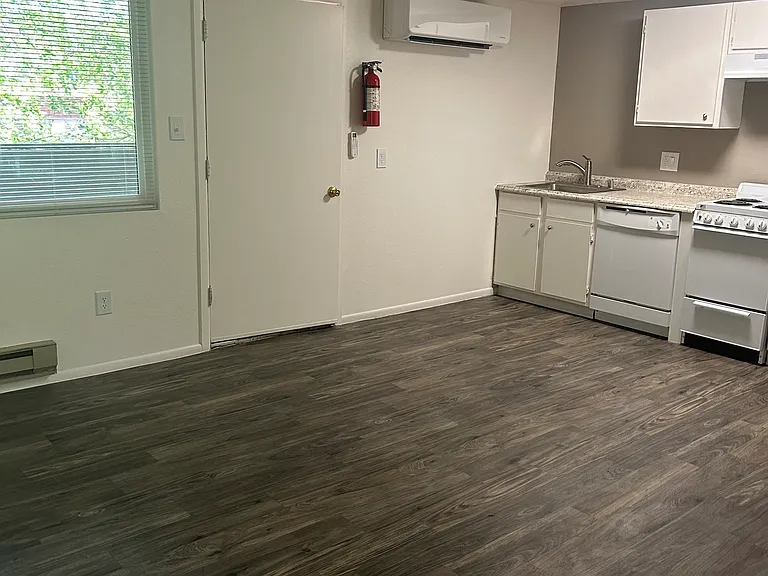Modern 450 SF Updated Apts w/ Balconies in Ridgecrest — Photo 21