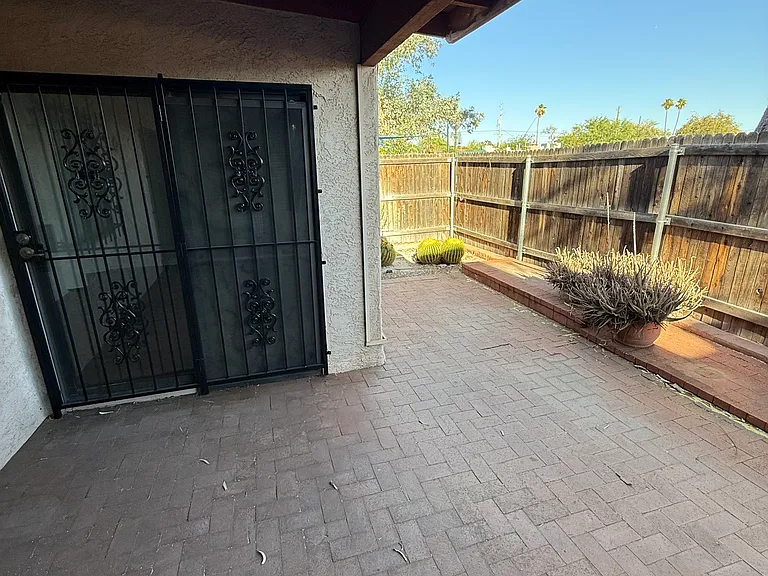 1949 N Swan Rd #19 — Photo 32