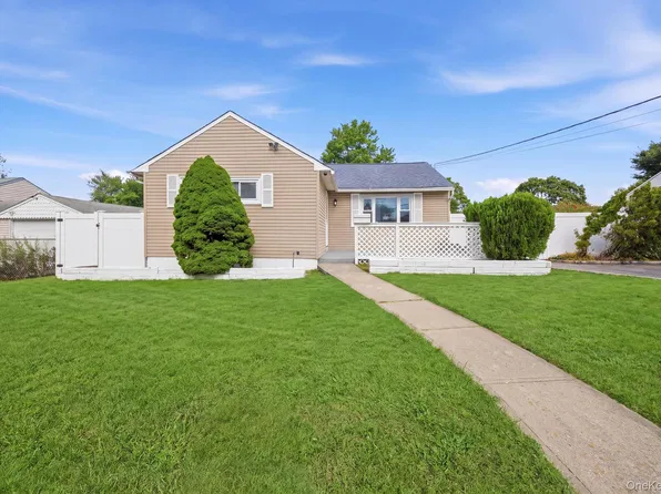 25 E Maple Street, Central Islip, NY 11722