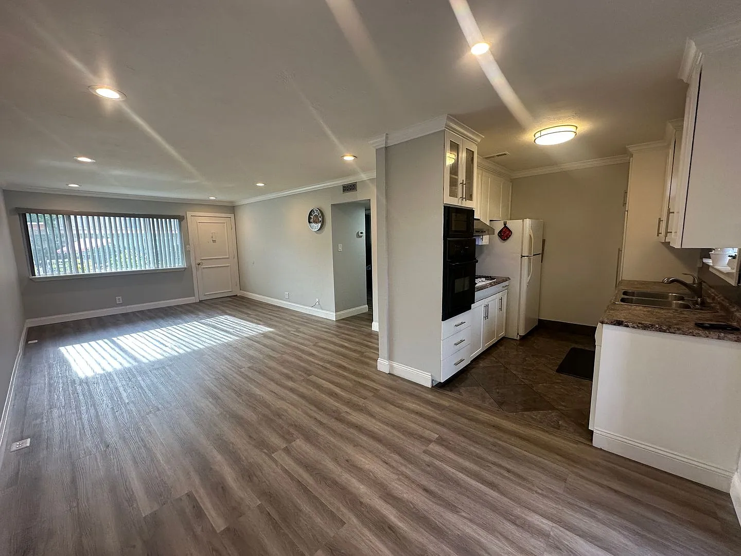 Clean two Bedroom Condo with Pool and Backyard — Photo 2