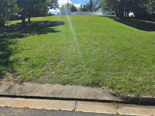 411 Parkwood Ave, Salem, VA 24153