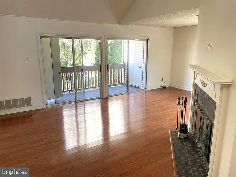 245 Carriage Ct #245 — Photo 6