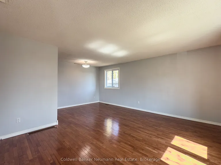 37 Dunhill Cres #UPPER — Photo 8