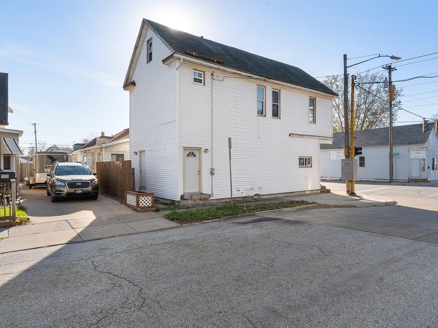 627 N Division St, Davenport, IA 52802 | Zillow