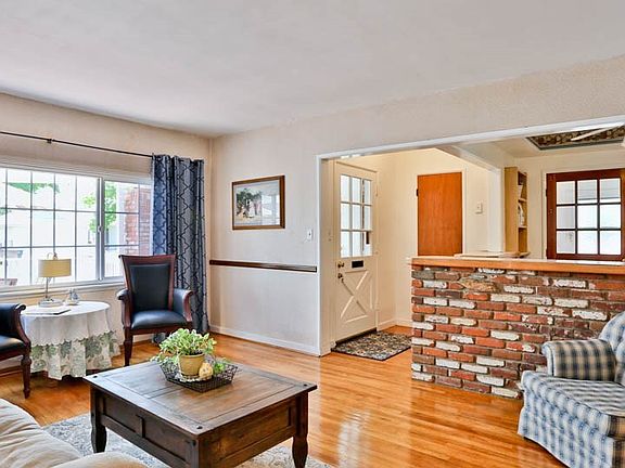 4th image of 841 Broadmoor Ave