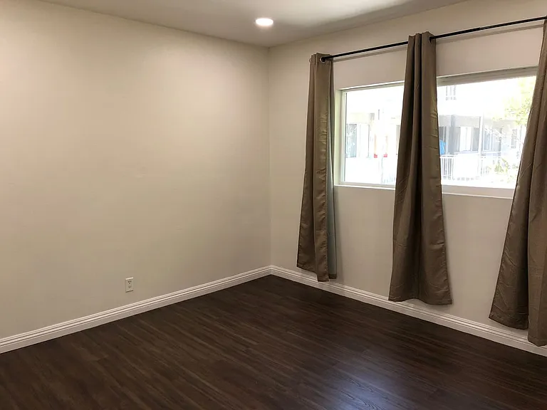 710 W 27th Street — Photo 10