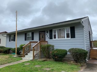 909 W Sycamore St, Carmi, IL 62821