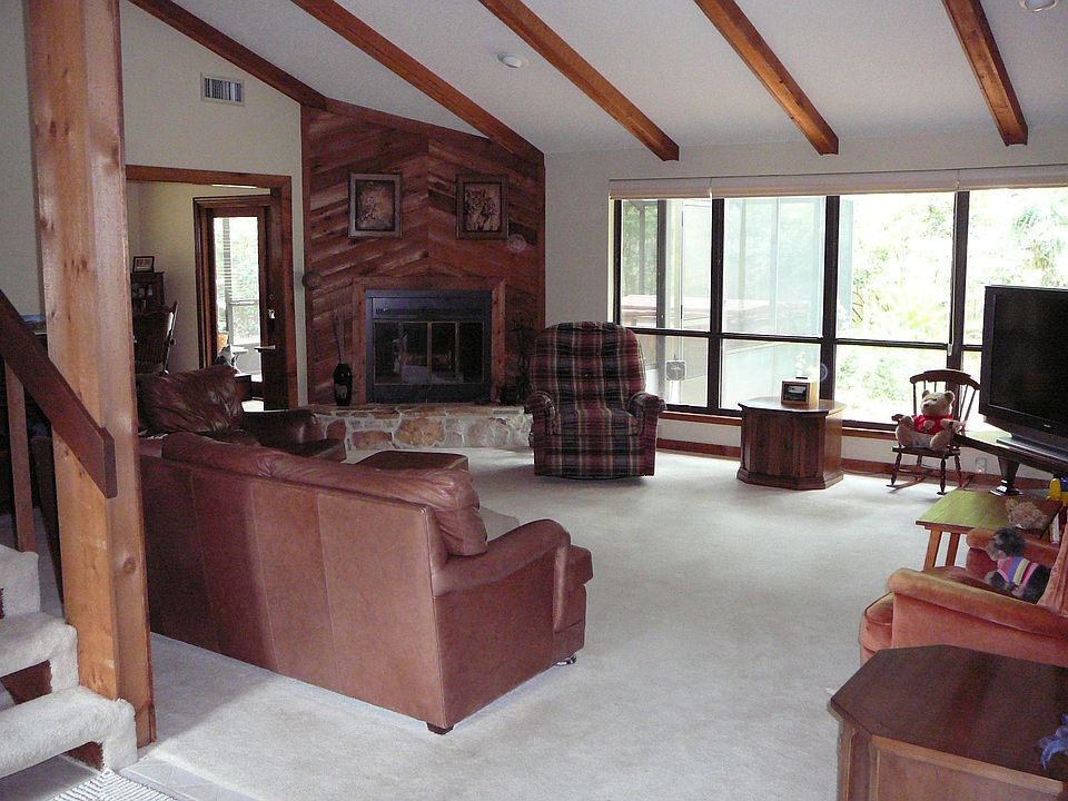 Great room w/fireplace