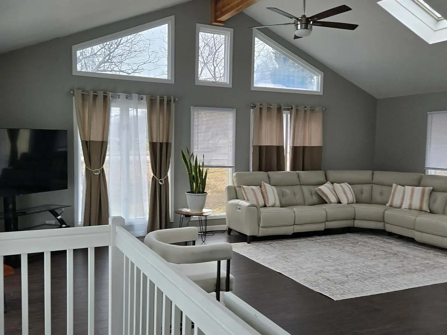 6 bed, 3000 sqft, $5,995 — Photo 2