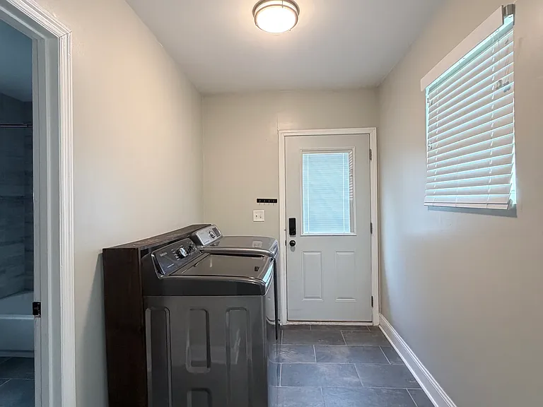 1074 E Columbus St — Photo 28
