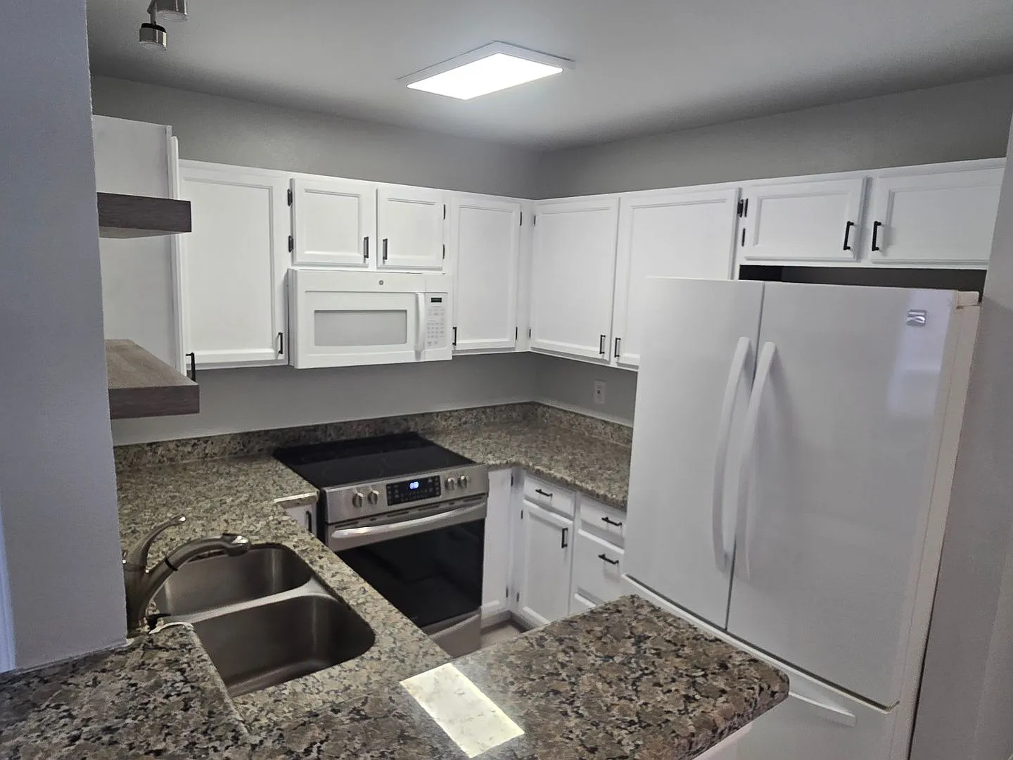 Cozy Condo in Great Location — Photo 4
