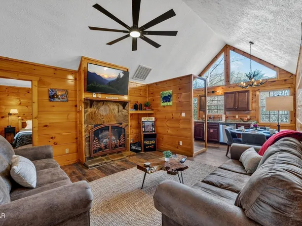 623 Country Oaks Dr, Pigeon Forge, TN 37863