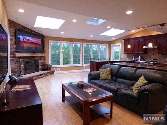 4th image of 345 Webster Dr