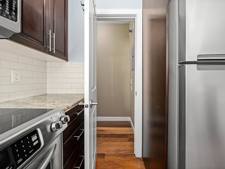 328 21st Ave SW #501 — Photo 9
