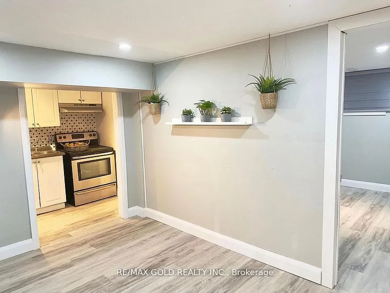156 Mooregate Cres — Photo 32