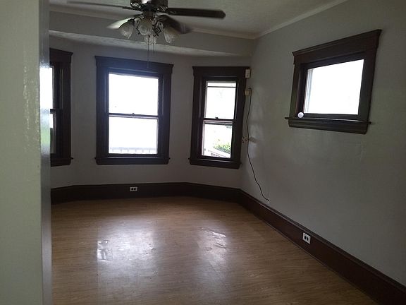 3rd image of 9522 Laird Ave