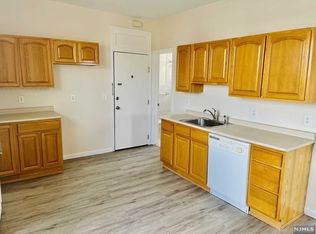 18 E 17th St #3F, Bayonne, NJ 07002