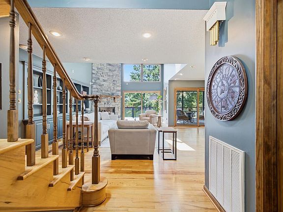 3rd image of 127 Watersedge Rd