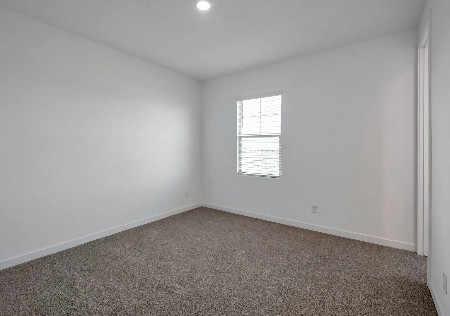 Like New luxurious Model Home with 2 Master Suites in Warner Meadows! — Photo 4