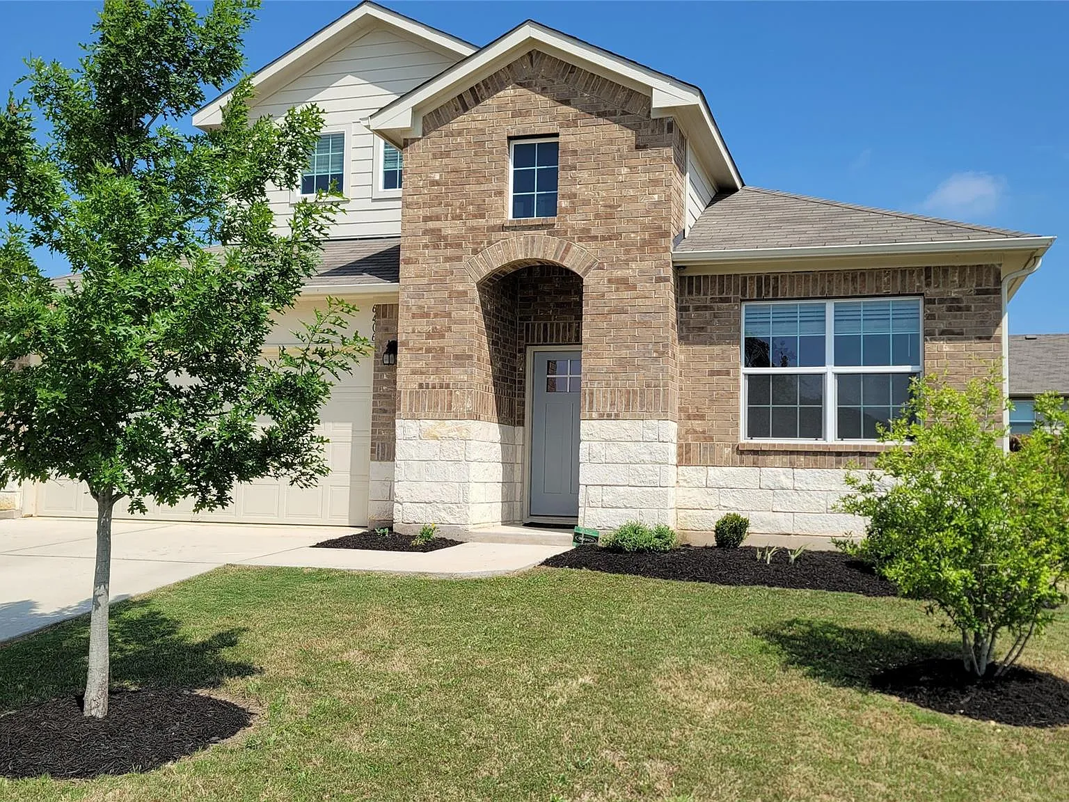 4 bed, 2.5 bath, 2149 sqft, $2,300 — Photo 2