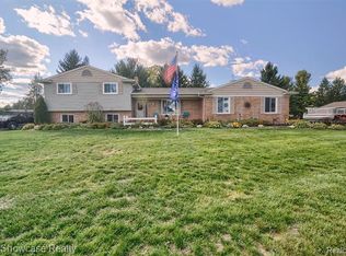 3755 Kingsway Dr, Highland, MI 48356